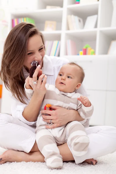 Mãe brincando com seu bebê menina — Fotografia de Stock