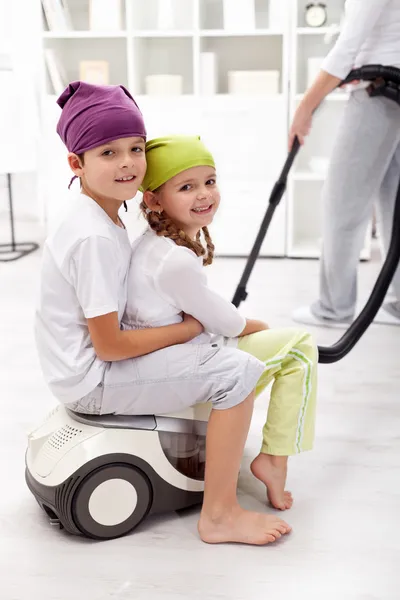 Kids helping their mother cleaning the room — Stock Photo, Image
