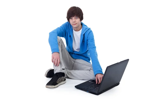 Casual adolescente menino sentado no chão — Fotografia de Stock