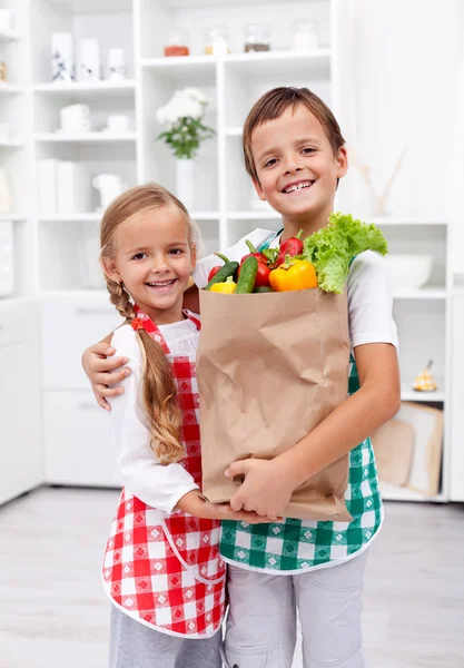 Niños felices y sanos con la bolsa de la cocina —  Fotos de Stock