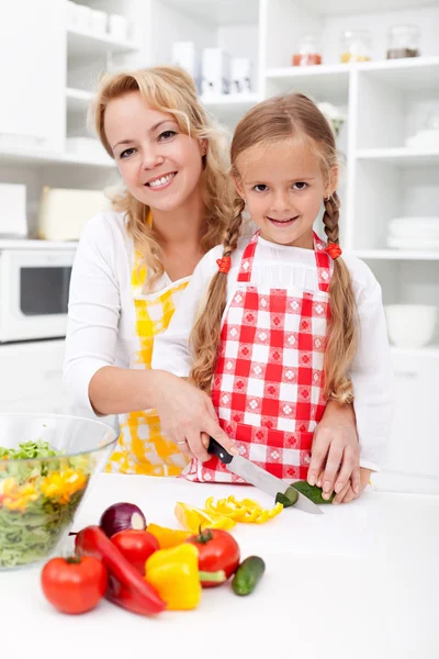 Hakken up groenten met moeder — Stockfoto