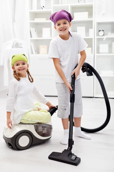 Uklidit den - děti čištění jejich pokoj — Stock fotografie