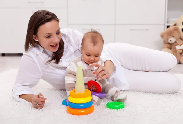ママ - 自宅で女の赤ちゃんと遊ぶ — ストック写真