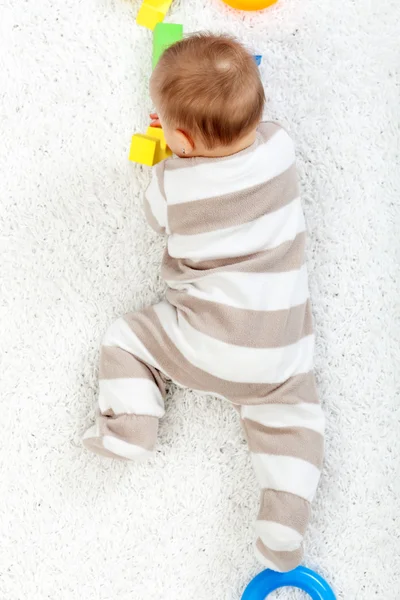 Младенец ползает по полу — стоковое фото