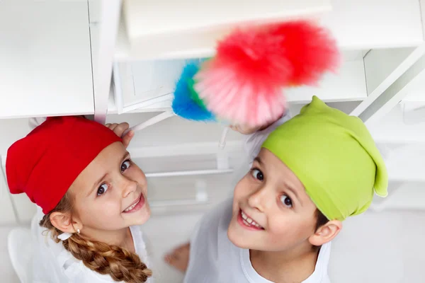 Bambini che spolverano nella loro stanza — Foto Stock