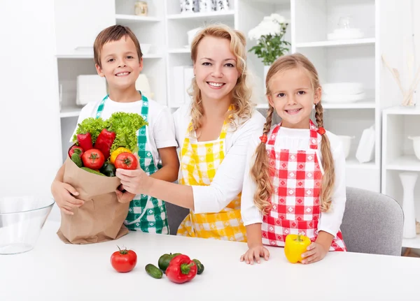 Unpacking the groceries - preparing a meal — Stock Photo, Image