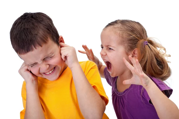Діти сваряться - маленька дівчинка кричить у гніві — стокове фото