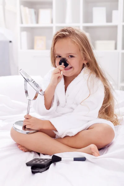 Küçük kız makyaj seti ile oynama — Stok fotoğraf