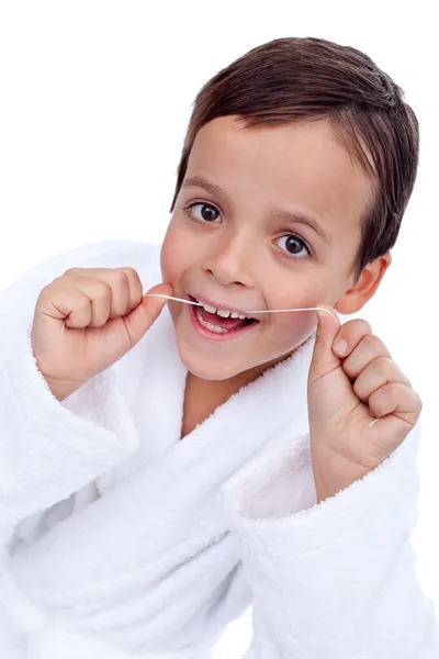 Маленький мальчик зубы зубной нитью — стоковое фото