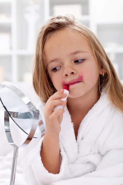 Dziewczynka próbuje szminka — Zdjęcie stockowe