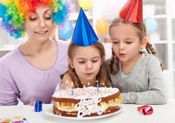 День народження дівчина вибухає свічки на торт — стокове фото