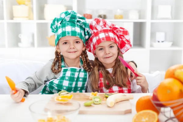 Lilla kockar skivning frukter i köket — Stockfoto