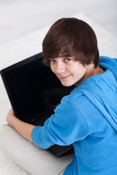 Молодой подросток с ноутбуком — стоковое фото