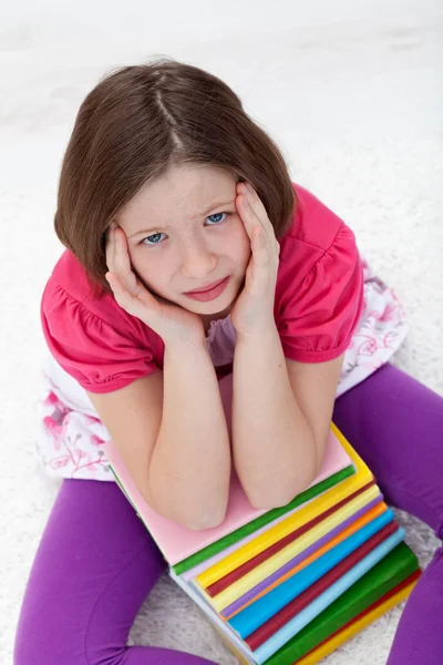 Junges Mädchen mit Kopfschmerzen durch zu viel Lernen — Stockfoto