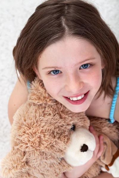 Νεαρή κοπέλα με αρκουδάκι — Φωτογραφία Αρχείου