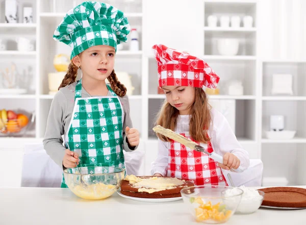 Kleine chef-koks maken van een taart — Stockfoto