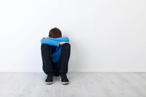 Nastolatek smutny chłopiec — Zdjęcie stockowe