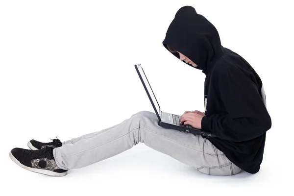 Haker nastolatek z laptopa — Zdjęcie stockowe