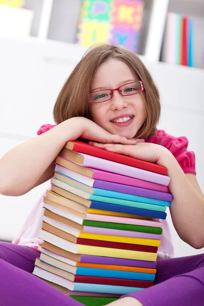Σχολείο κορίτσι με πολλά βιβλία — Φωτογραφία Αρχείου