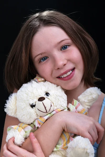 Chica joven con su oso de peluche —  Fotos de Stock