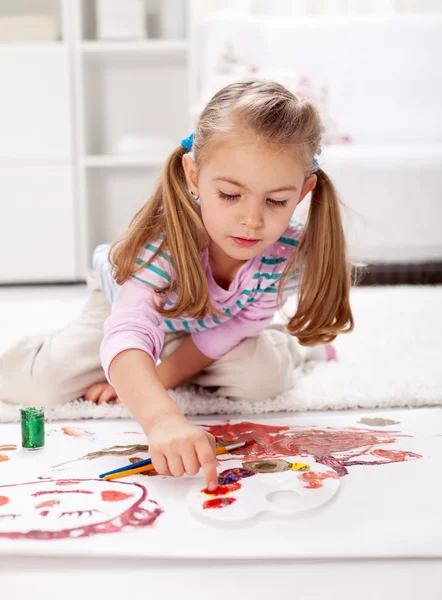 Kleines Mädchen malt mit dem Finger — Stockfoto