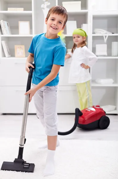 Oda temizliği - elektrikli süpürge kullanarak çocuklar — Stok fotoğraf