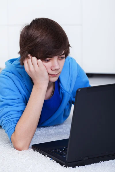 Menino adolescente com laptop — Fotografia de Stock
