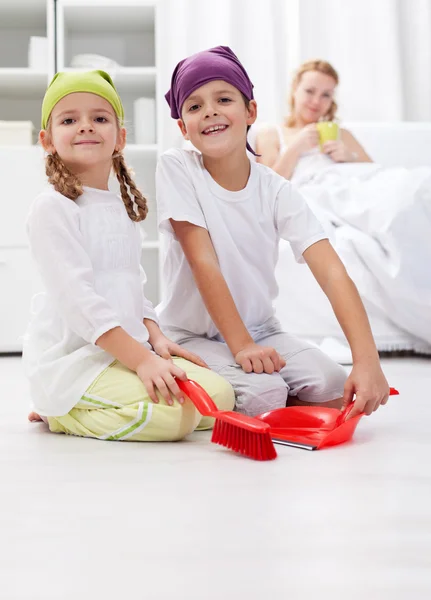 Crianças limpando o quarto ajudando sua mãe — Fotografia de Stock