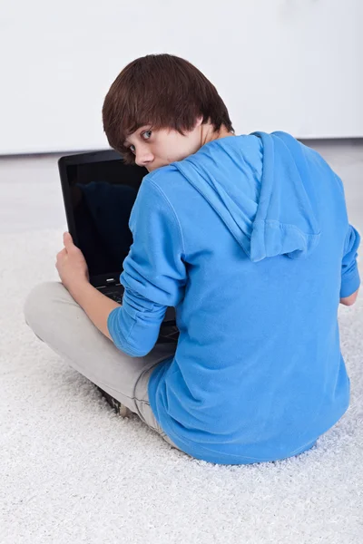 Adolescente menino pego navegando na web — Fotografia de Stock