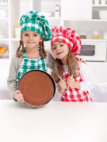 Lilla kockar baka en tårta — Stockfoto