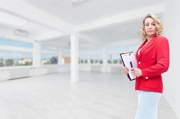 Real estate agent in large office space — Stock Photo, Image
