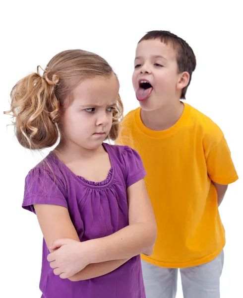 Маленька дівчинка знущається з хлопчика — стокове фото