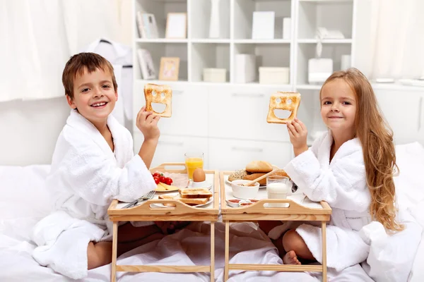 आनंदी मुलांसह बेडमध्ये नाश्ता — स्टॉक फोटो, इमेज