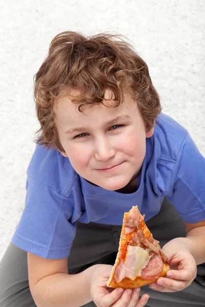 Chico con una rebanada de pizza — Foto de Stock
