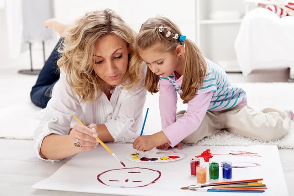 Маленькая девочка рисует со своей матерью — стоковое фото