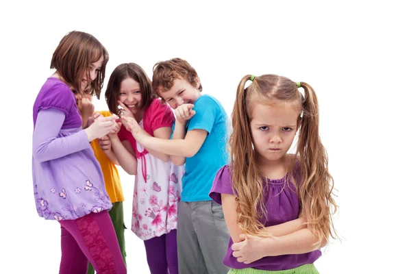 Группа детей издевается над своим коллегой — стоковое фото