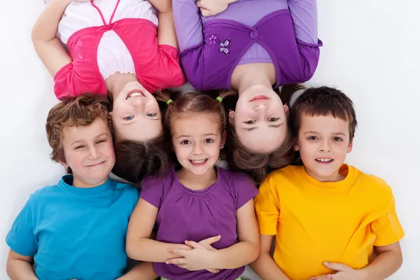 Szczęśliwy kids na podłodze — Zdjęcie stockowe