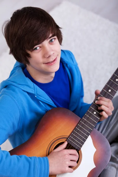 Szczęśliwy nastolatek z gitara — Zdjęcie stockowe