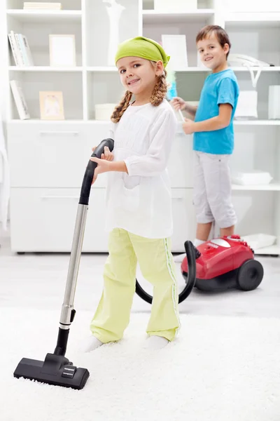 Kinderen reiniging van de kamer — Stockfoto