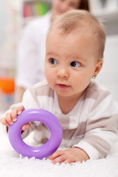 Menina bebê com brinquedo de plástico — Fotografia de Stock