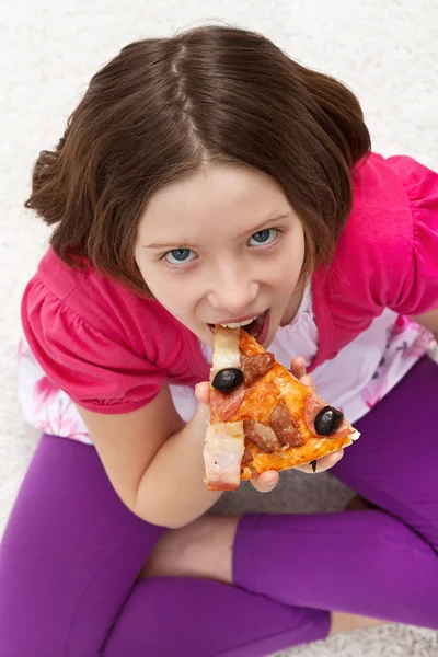 Fiatal lány pizzát eszik — Stock Fotó