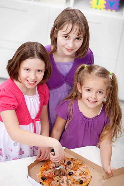 Młode dziewczyny o pizzy — Zdjęcie stockowe