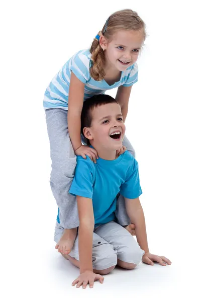 Crianças felizes brincando e lutando juntas — Fotografia de Stock