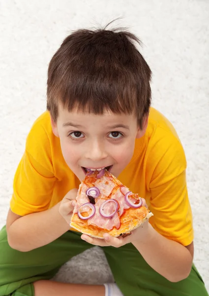 Fiú pizzát eszik — Stock Fotó