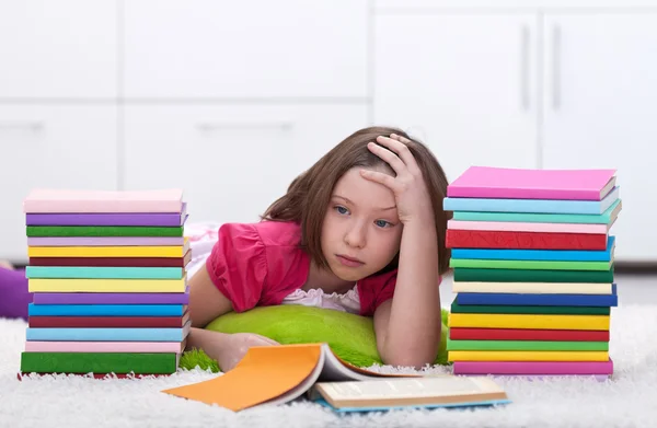 Junges Mädchen lernt müde — Stockfoto