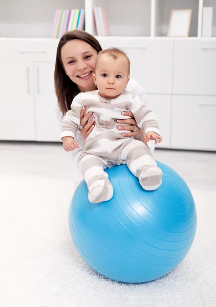 Baby gymnastik och roligt — Stockfoto
