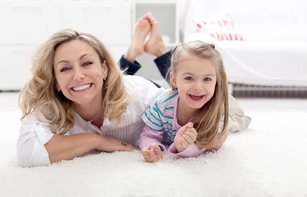 Moeder en kind hebben plezier — Stockfoto