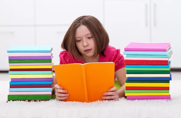 Mladá dívka čtení — Stock fotografie