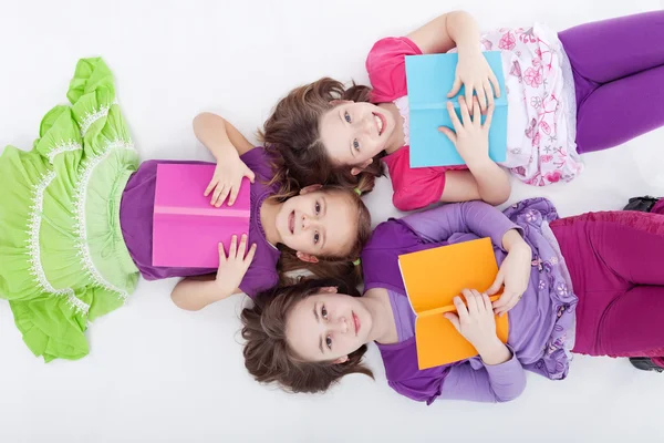 Chicas leyendo tarde —  Fotos de Stock