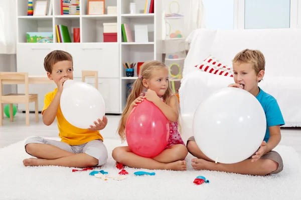 Barn blåsa upp ballonger — Stockfoto